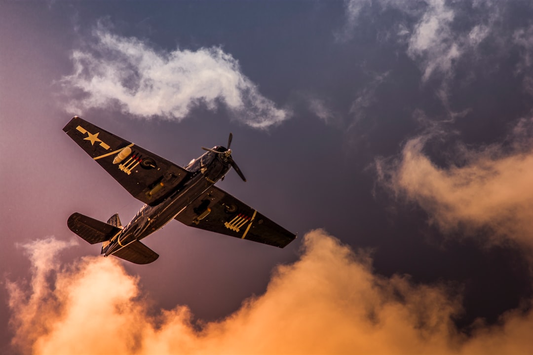 Un aereo militare nel cielo