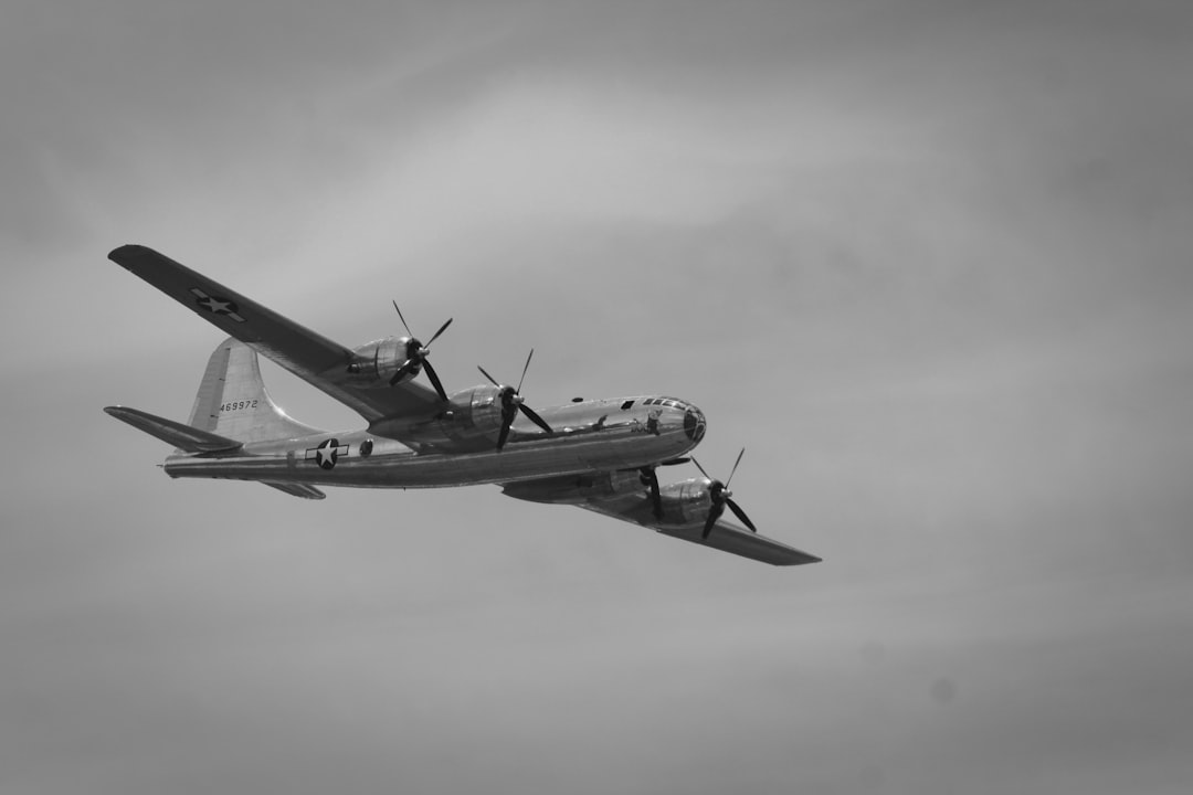 Un aereo in volo, in bianco e nero