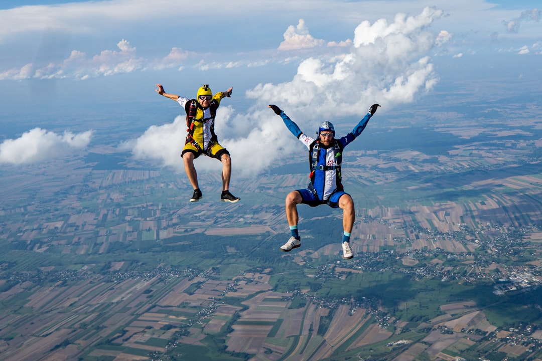Due persone in volo durante un lancio col paracadute