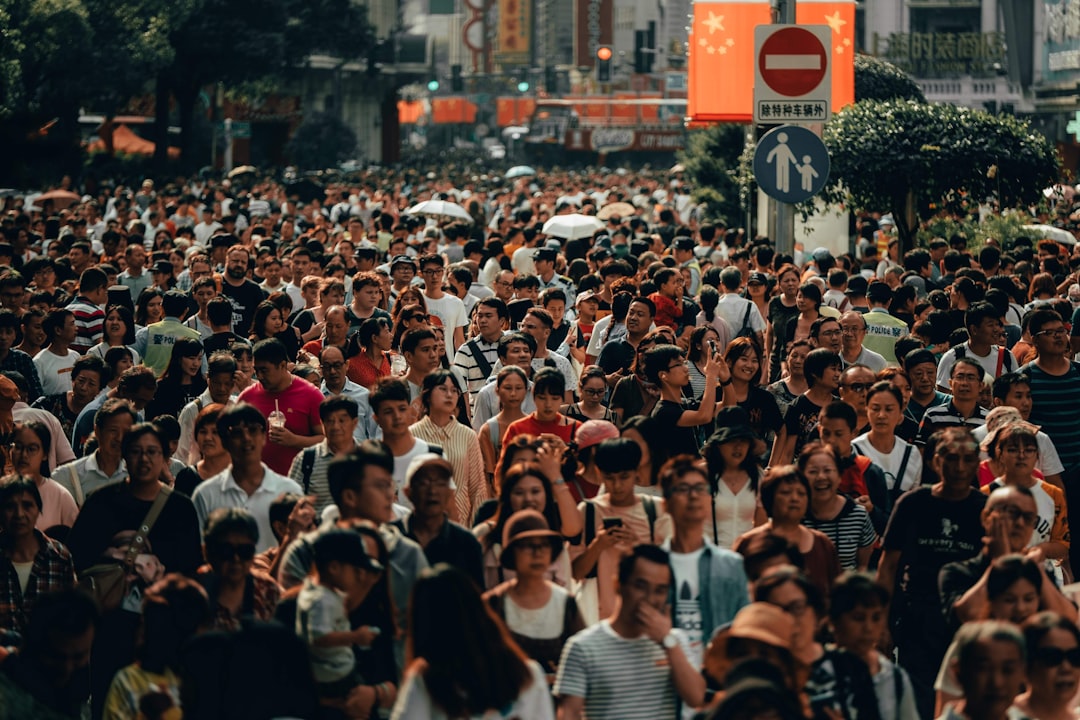 Un gruppo di persone radunate insieme