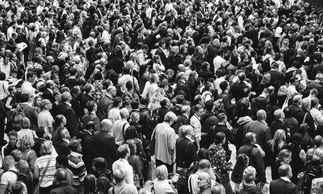 Una folla di persone vista dall'alto