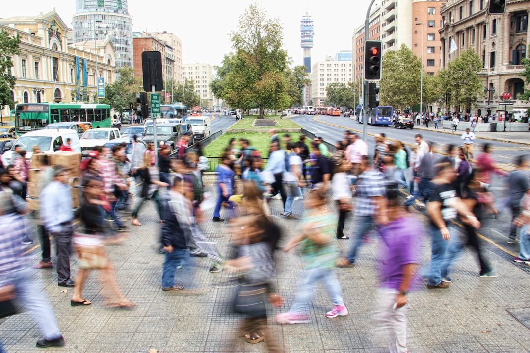 Persone che attraversano una strada in un timelapse